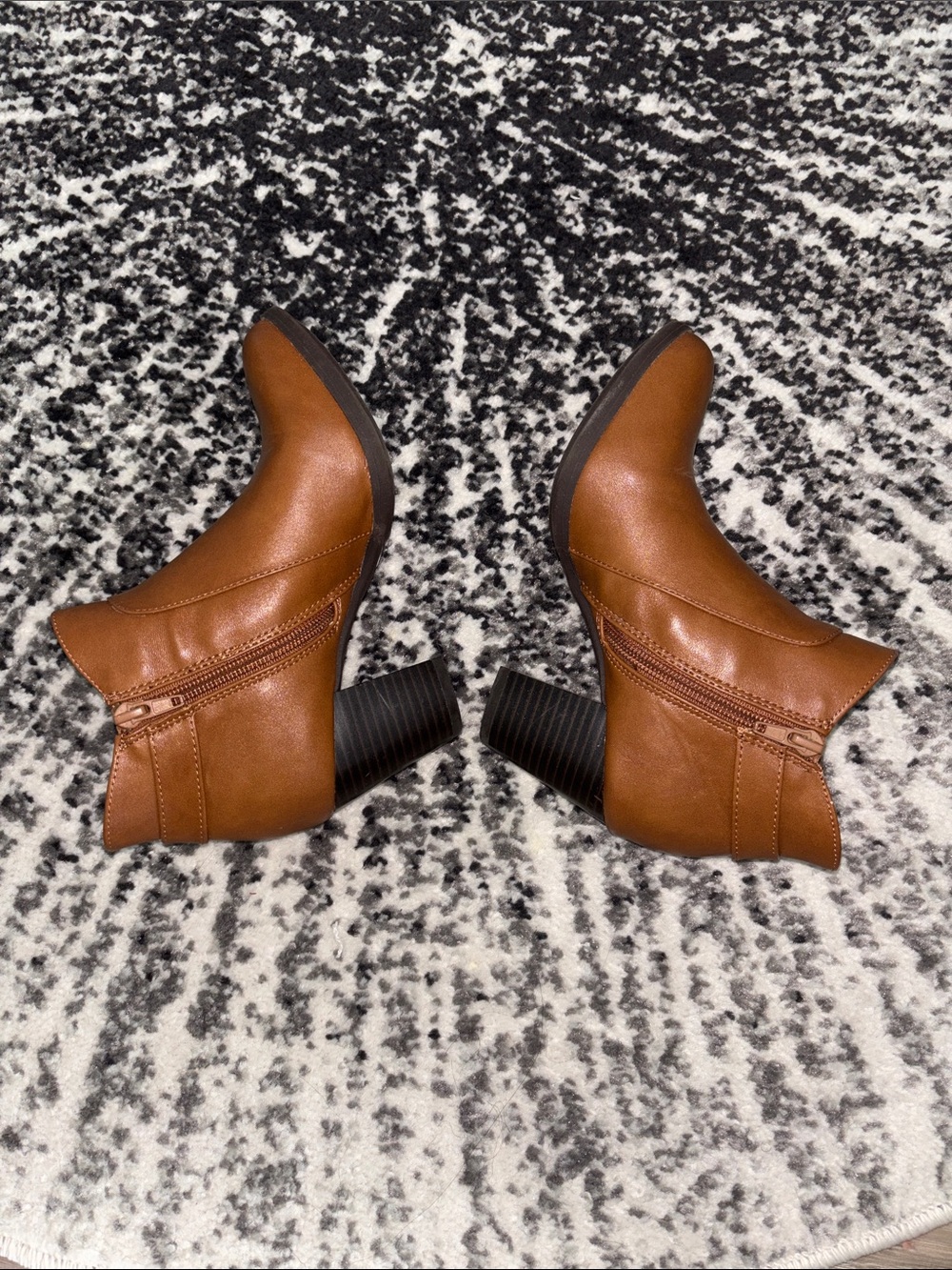 Women's Leather Ankle Boots - Classic Side-Zip Booties, Sz 5 - Picture 4 of 4